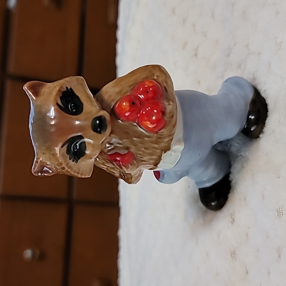 THE RINGTALE RACCOONS Vintage Figurine 1981 Goebel "Gathering Apples"